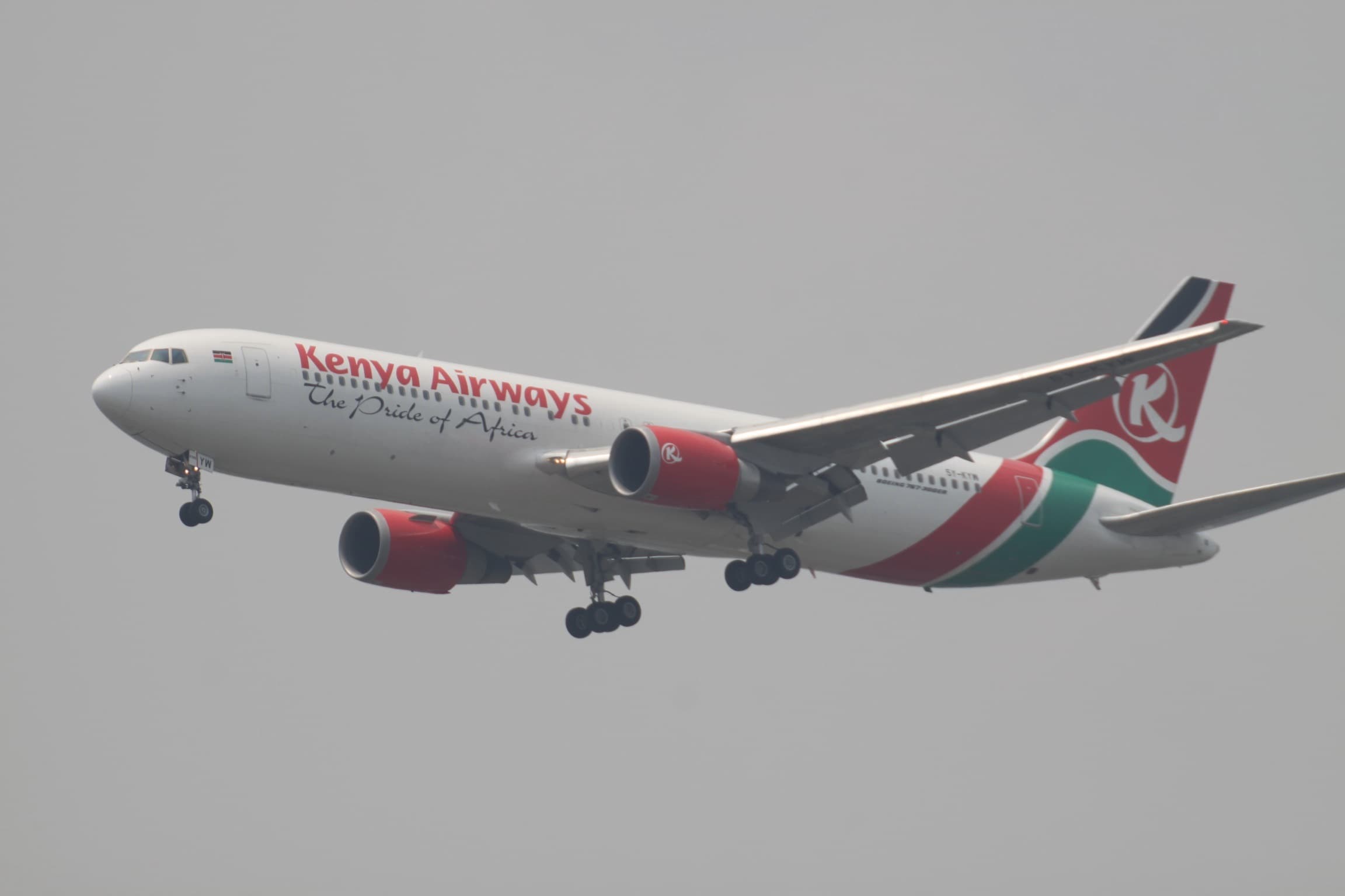 Kenya Airways vliegtuig in vlucht